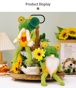 Detail von zwei Frosch-Gnome aus Strick mit Sonnenblume und Herz auf Holztablett