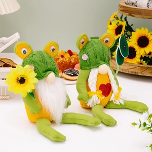 Detail von Frosch-Gnom-Plüschfiguren mit Sonnenblume, Zöpfen und Strickmützen