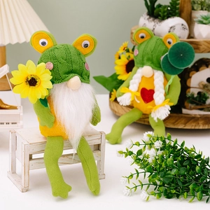 Detail von niedlichen Strick-Froschzwergen mit Sonnenblumen für die Frühlingsdeko