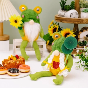 Detail von Frosch-Gnome mit Strickmützen, die Sonnenblumen und Lotusblätter halten