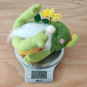Detailansicht eines grünen Frosch-Gnomes mit einem Gewicht von 156,7g auf einer Waage