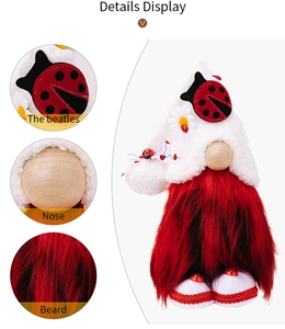 Détails du gnome en peluche montrant la coccinelle, le nez en bois et la barbe rouge