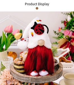 Détail d'un gnome à thème coccinelle avec bonnet en peluche blanc et barbe rouge