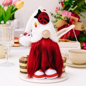 Gros plan d'un gnome coccinelle avec barbe rouge, chapeau tournesol et chaussures blanches