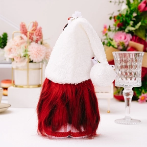 Gros plan d'un gnome de fête avec un bonnet en laine blanche et des détails rouge scarabée