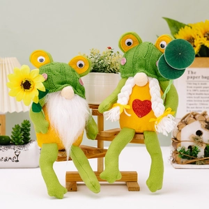 Zwei Frühlings-Gartenzwerge im Froschdesign mit Sonnenblume und Herz auf Holzregal