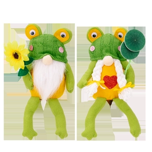 Set mit zwei grünen Frosch-Gnom-Plüschpuppen mit Sonnenblumen und Herzen für Frühlingsdeko