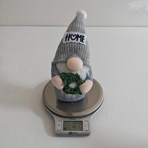 Detailed view of 101.9g weight measurement for the Christmas gnome home decor