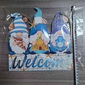 Detail view of 22cm wooden summer beach gnome welcome sign with starfish and rope