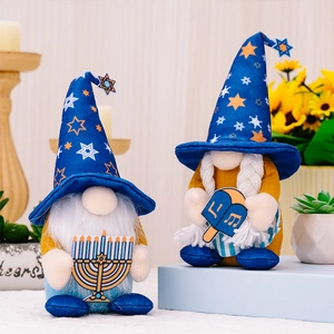 Détail de gnomes de Hanoucca avec chapeaux étoiles de David tenant ménorah et dreidel