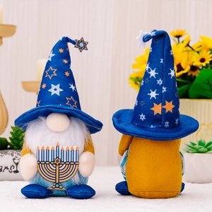 Gnomes de Hanoucca avec Menorah et motifs étoilés dans un décor chaleureux