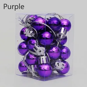 Detalle de bolas de Navidad moradas brillantes de 2 cm en una caja de regalo transparente