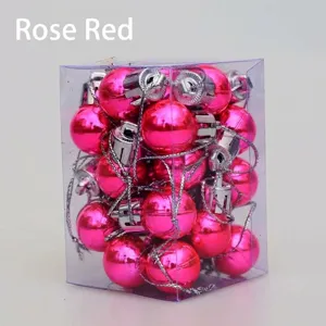 Primer plano de bolas de Navidad rosa rojo de 2cm en caja de PVC con cordones plateados