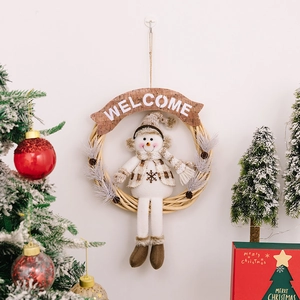 Ghirlanda natalizia con pupazzo di neve, scritta welcome e aghi di pino bianco decorativo