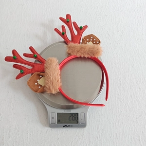 Détail montrant le serre-tête bois de renne de Noël léger de 28g sur une balance précise
