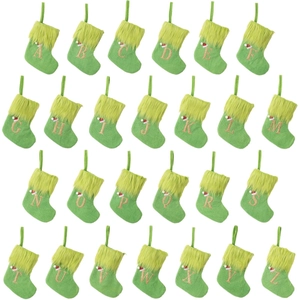 Chaussettes de Noël en tricot vert avec revers en peluche et lettres brodées dorées