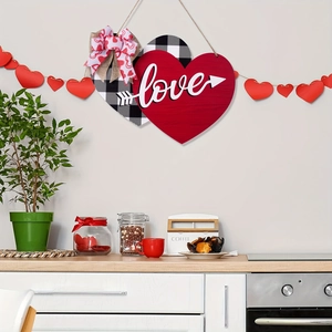 Détail d'une plaque de porte cœur en bois pour la Saint-Valentin avec texte love en relief