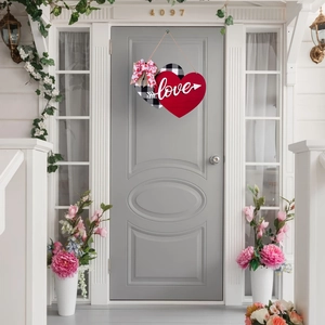 Détail d'un accroche-porte double cœur en bois avec texte Love et motif à carreaux