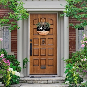 Détail de la plaque de porte en bois avec nœud à carreaux et verdure sur porte d'entrée