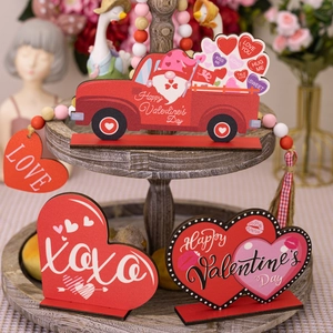 Décor de plateau de Saint-Valentin en bois avec camion rouge et signes LOVE