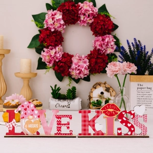 Décoration de table LOVE et KISS en bois avec gnome pour une ambiance de Saint-Valentin