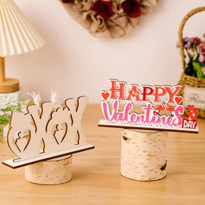 Décoration de table en bois pour la Saint-Valentin avec cœurs et lettrage Happy Valentines