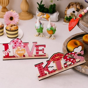 Signes LOVE et KISS en bois avec motifs gnome et lèvres pour décoration romantique