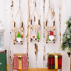 Lot de trois ornements de Noël en bois gnomes sur traîneau avec cordelette rustique et cadeaux