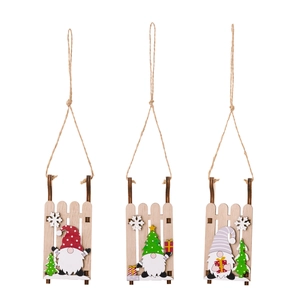 Trois ornements de traîneau de gnome de Noël en bois avec peinture et cordes de suspension