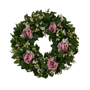 Rosa Rosenkranz für die Haustür-Deko mit grünen Blättern und weißen kleinen Akzentblumen