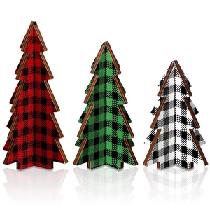 Tre alberi di Natale in legno 3D con motivi a quadri buffalo rossi, verdi e bianchi