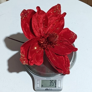Misurazione del peso di un fiore di Natale in velluto rosso da 35,4g con glitter