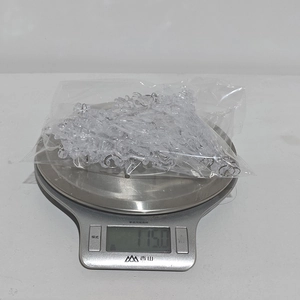 Détail de 14 ornements de rennes et flocons en acrylique pesés dans un sachet