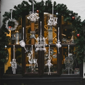 Set aus klaren Acryl-Weihnachtsanhängern mit Glocke und Rentier am Tannenbaum