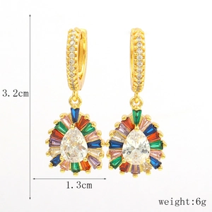 Detail van 18k goud vergulde oorbellen met regenboog zirkoon en afmetingen van 3,2 cm