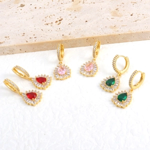 Elegante 18k vergulde druppeloorbellen met kleurrijke zirkoonstenen in drie verschillende tinten