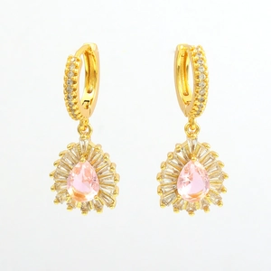 Detail van 18k vergulde oorbellen met peervormige roze stenen en zirkonia versieringen