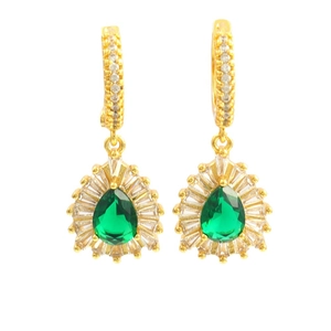 Elegante 18k vergulde druppeloorbellen met groene smaragd zirkonia en bloemmotief