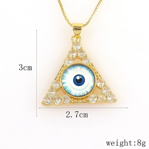 Detail van de gouden boze oog driehoek hanger met micro-ingelegde zirkonia kristallen
