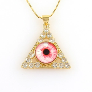 Detailopname van de vergulde driehoekige boze oog hanger met zirkonia steentjes