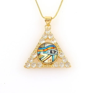 Macro detail van de 18k vergulde driehoek evil eye hanger met glinsterende zirkoniasteentjes