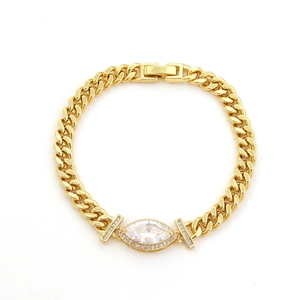 Detail eines 18K vergoldeten Panzerarmbands mit Zirkonia im Marquise-Schliff