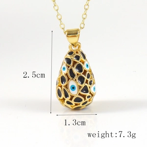 Vue détaillée du pendentif œil maléfique en or 18 carats avec dimensions 2,5 cm et 1,3 cm