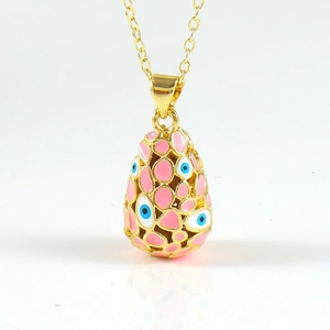 Vue détaillée du pendentif ovale en or 18 carats avec émail rose et motif œil protecteur