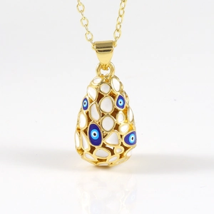 Détail du pendentif goutte plaqué or 18K avec œil bleu et accents en émail blanc