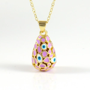 Détail du pendentif œuf en émail rose plaqué or avec motif œil protecteur sur chaîne