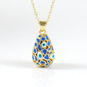 Détail du collier goutte plaqué or 18K avec motifs œil protecteur en émail bleu et blanc