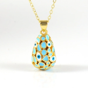Détail du pendentif œil protecteur plaqué or 18K avec émail bleu clair sur chaîne