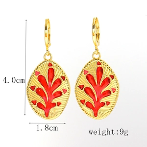 Détail de boucles d'oreilles corail émaillé rouge en or avec dimensions 4,0cm x 1,8cm