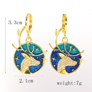 Vue détaillée des boucles d'oreilles cerf doré avec émail ciel étoilé bleu et cristaux